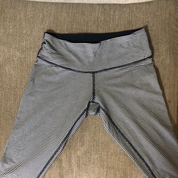 Lululemon inkwell gingham capri leggings 4 - Picture 3 of 6
